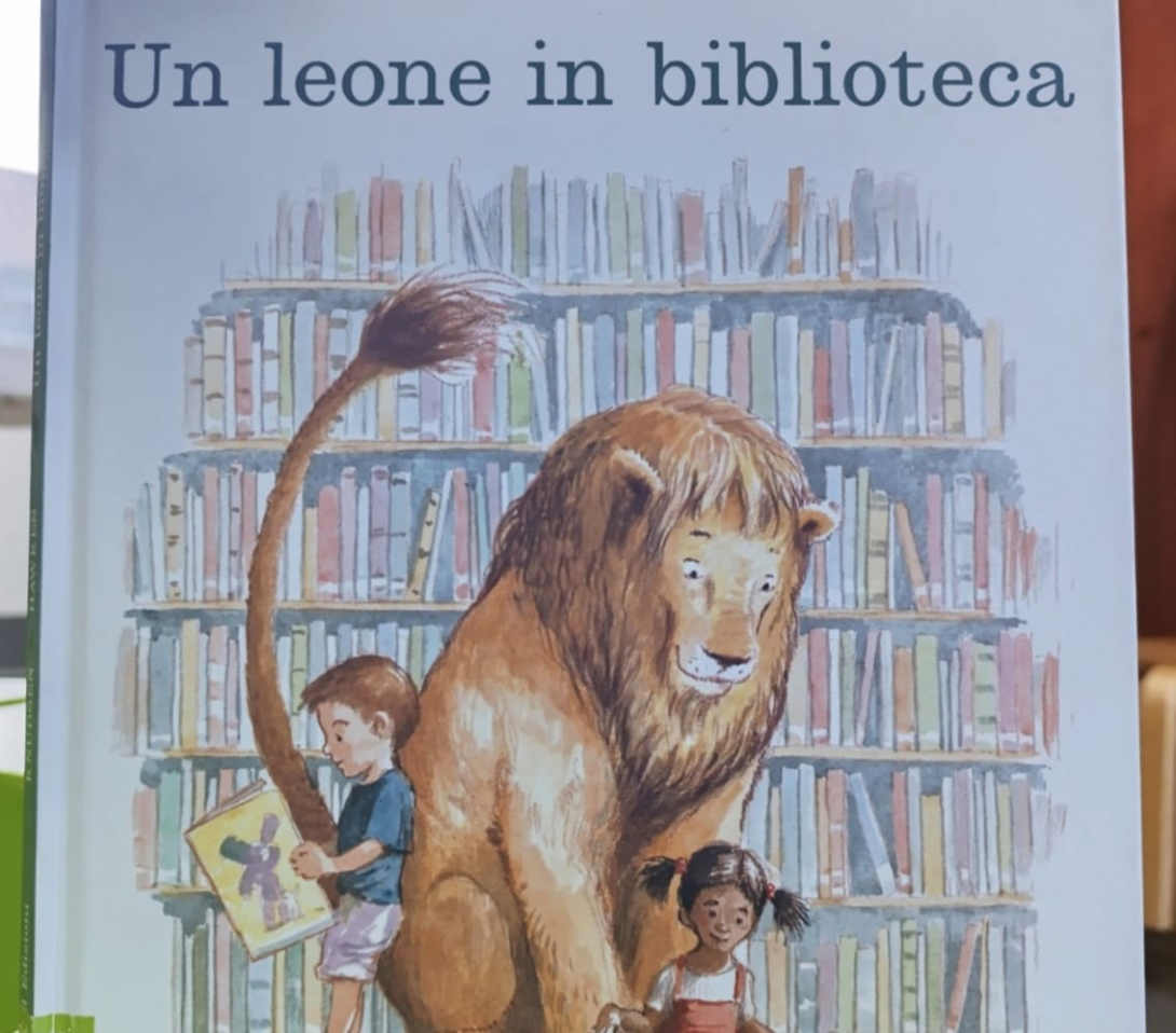 Un leone in biblioteca